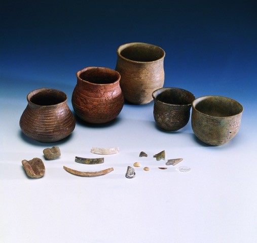 Objets campaniformes de la n�cropole du Petit-Chasseur � Sion : gobelets, pointe