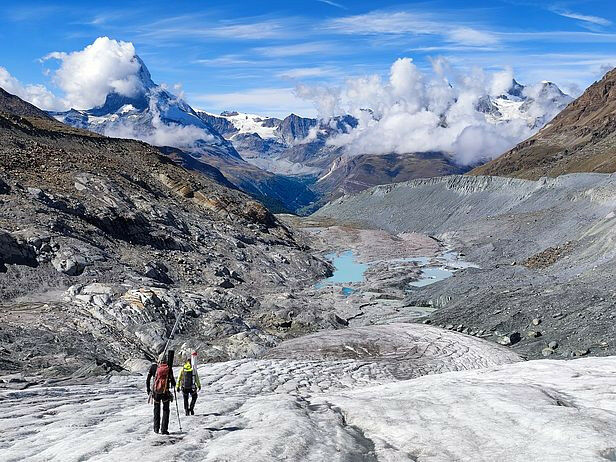 Glaziologen steigen �ber die zerfallende Zunge des Findelgletschers (VS) ab. Noc