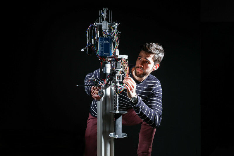 Sébastien Le Fouest et une pale d’éolienne VAWT experimentale © Alain Herz