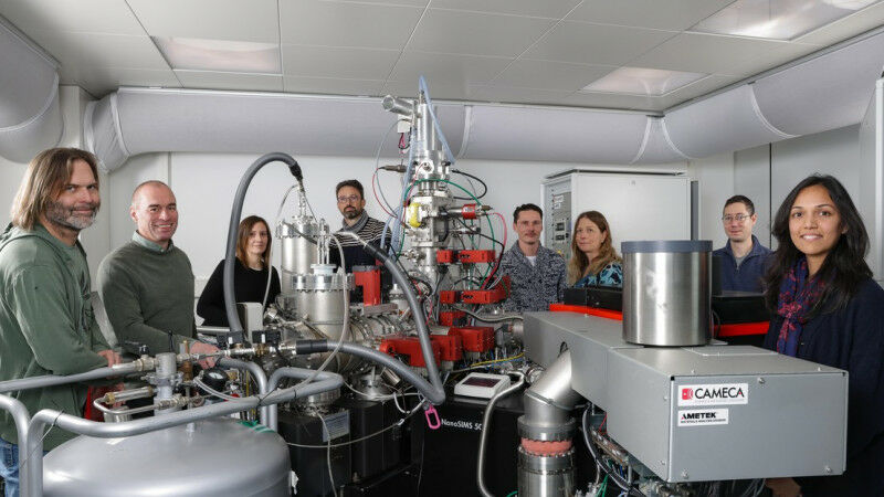The research team around the CryoNanoSIMS instrument. © 2025 EPFL/Alain Herzog -