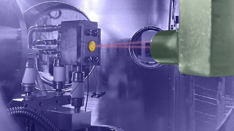 La chambre à vide pendant une expérience de diffusion. Le détecteur (gris) et la