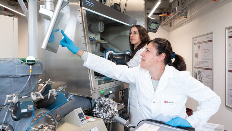 Fisica - Scienza dei materiali - Le ricercatrici dell'Empa Chiara Menegus (dietro) e Claudia Cancellieri vogliono studiare come l'idrogeno interagisce con i sottili strati di ossido sugli acciai ad alta resistenza. Immagine: Empa Fisica - Scienza dei materiali