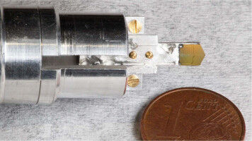 Un chip imposta gli elettroni liberi alla giusta frequenza