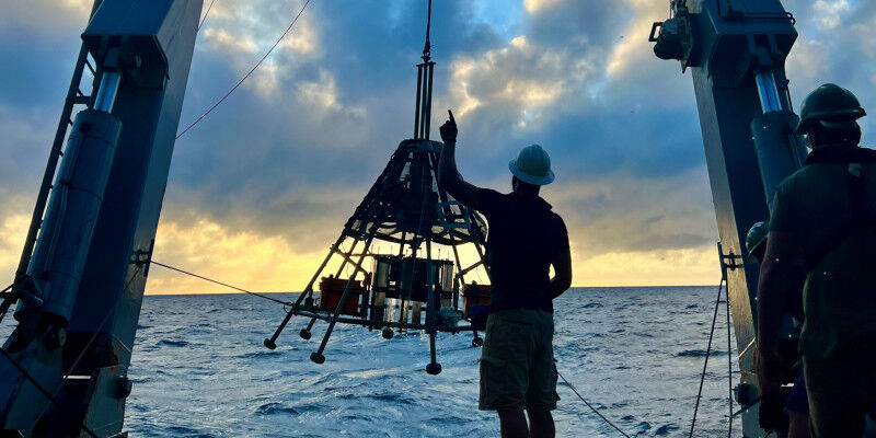 Wissenschaftler:innen holen mit einem Spezialgerät Sedimentproben vom Meeresgrun