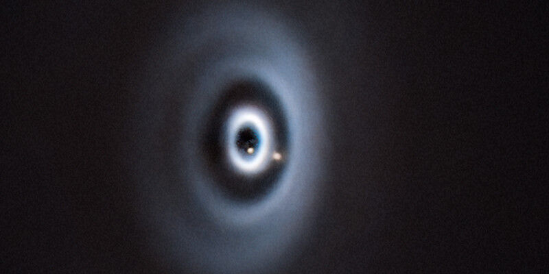 Astronomia & spazio - Questo è più o meno l'aspetto che poteva avere la Terra quando si è formata nel nostro sistema solare. Nascita di due pianeti (punti beige) in un disco protoplanetario attorno alla giovane stella WISP Astronomia & spazio