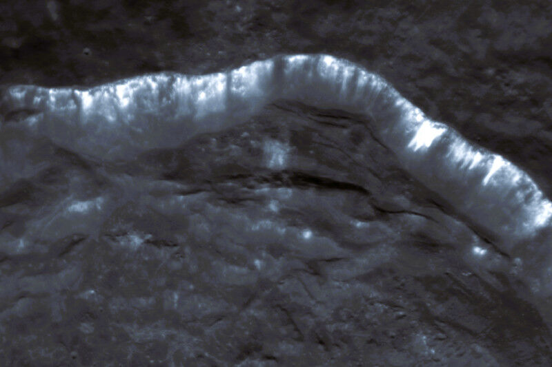 Image of the streaks or ’lineae’ on the slopes of a crater wall on M