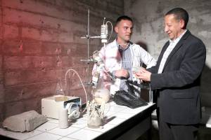 A bacterial powder for quickly stabilizing gravel surfaces