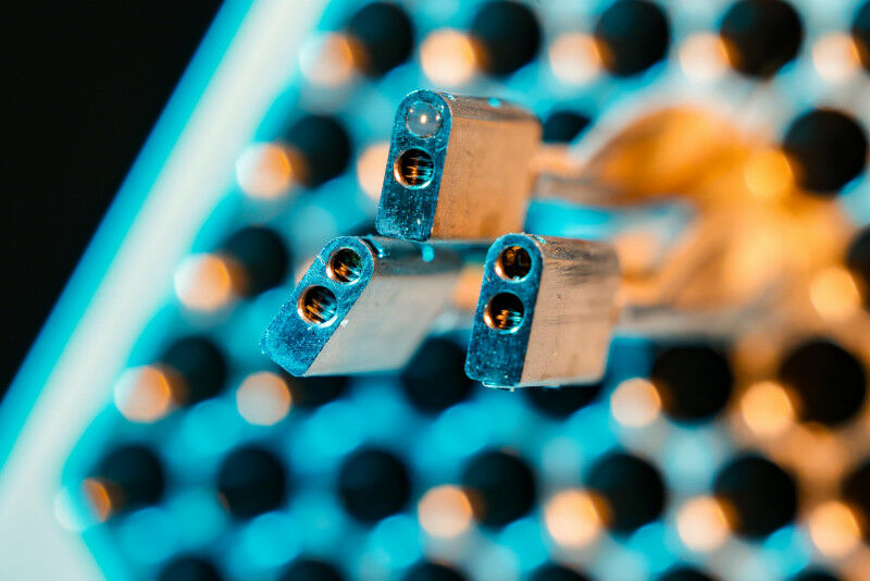 Zoomed view of the optical fibers location (illuminated fiber on top) - where sk