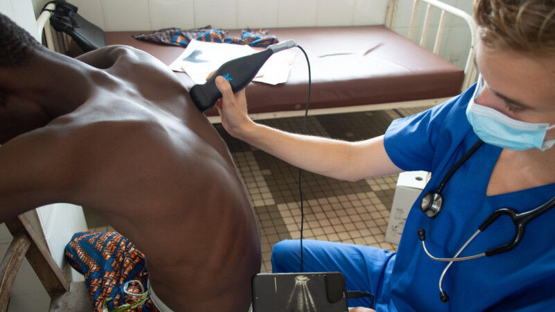 Véronique Suttels performs a smartphone-connected ultrasound on a symptomatic Be