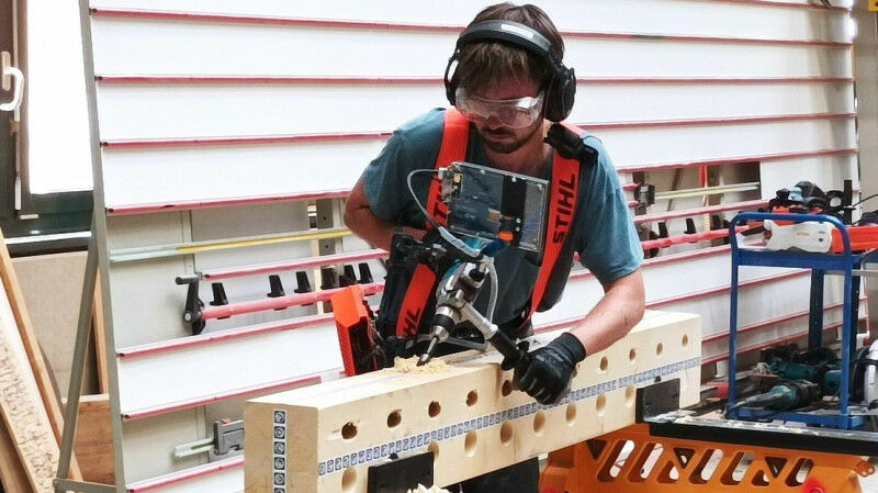 The operator sees the instructions through colored lines on the screen. © 2024 A