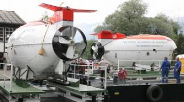 Russian submersibles arrive on Lake Geneva