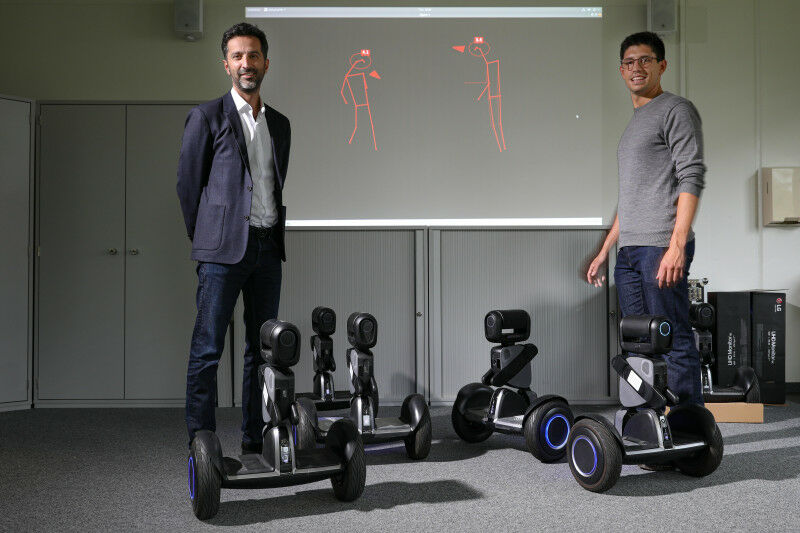 Alexandre Alahi et Lorenzo Bertoni dans le Laboratoire d&rsquo;lntelligence Visu