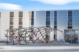 Un pavillon nomade construit avec de vieux skis