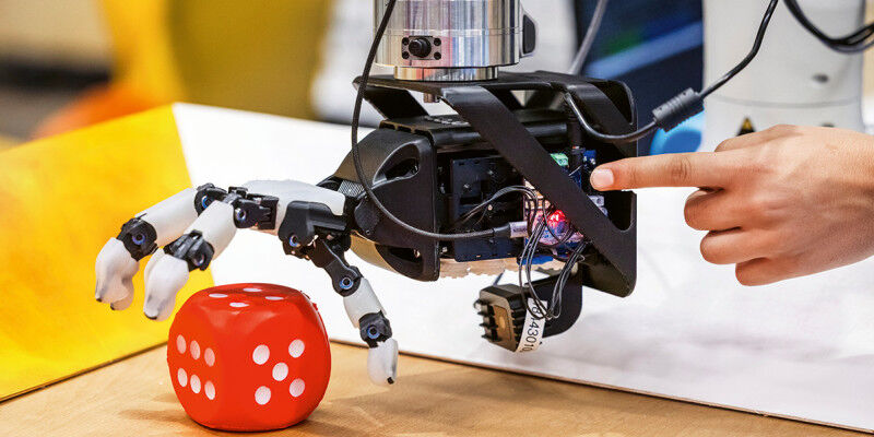 Una mano robotica, alimentata da tendini artificiali, esegue autonomamente un co